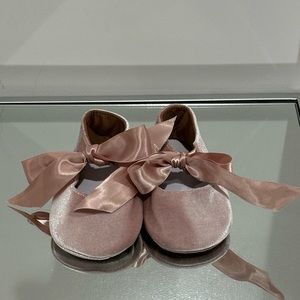 Baby girl, pink velvet flats